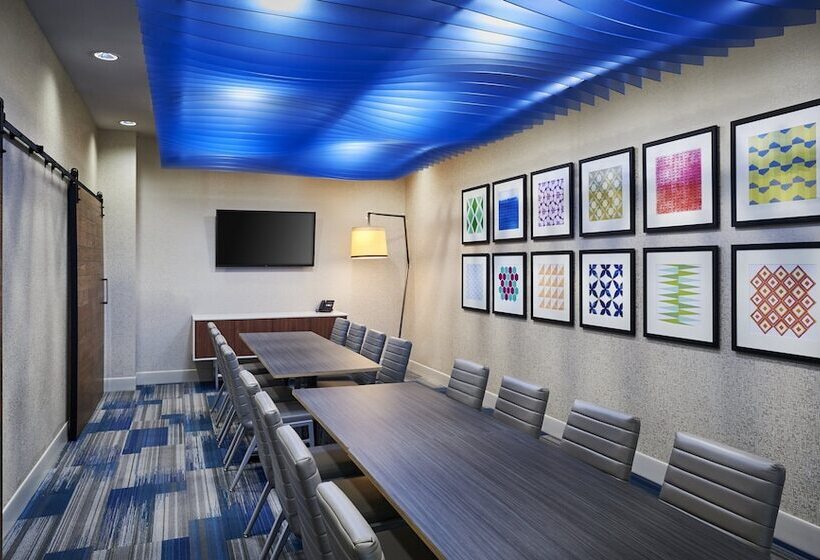 فندق Holiday Inn Express & Suites Windsor East   Lakeshore, An Ihg