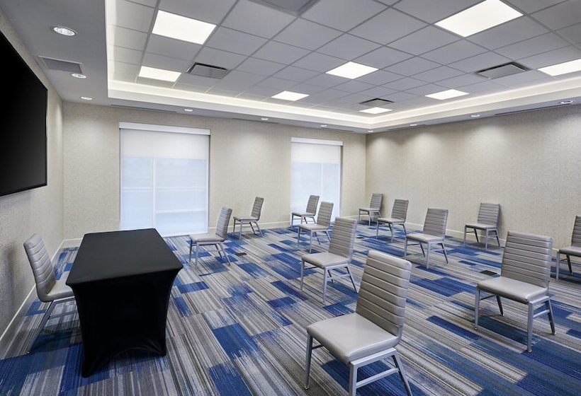 فندق Holiday Inn Express & Suites Windsor East   Lakeshore, An Ihg