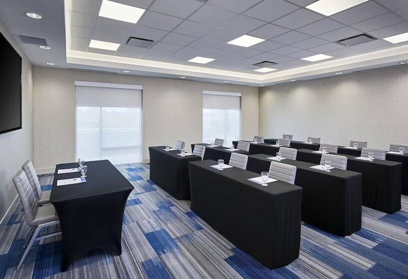 فندق Holiday Inn Express & Suites Windsor East   Lakeshore, An Ihg