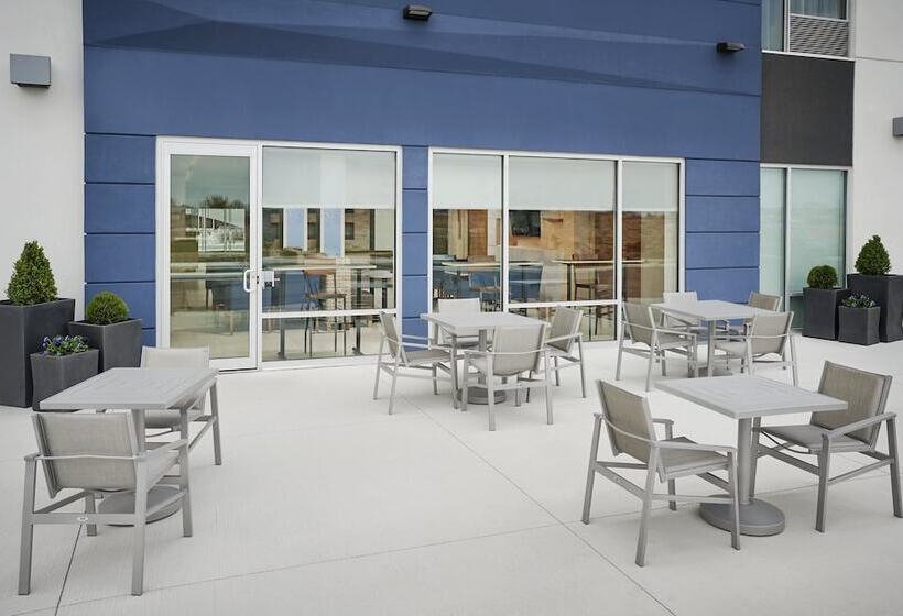 فندق Holiday Inn Express & Suites Windsor East   Lakeshore, An Ihg