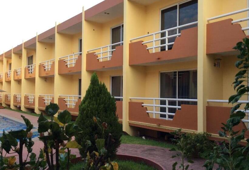 فندق La Media Luna Inn