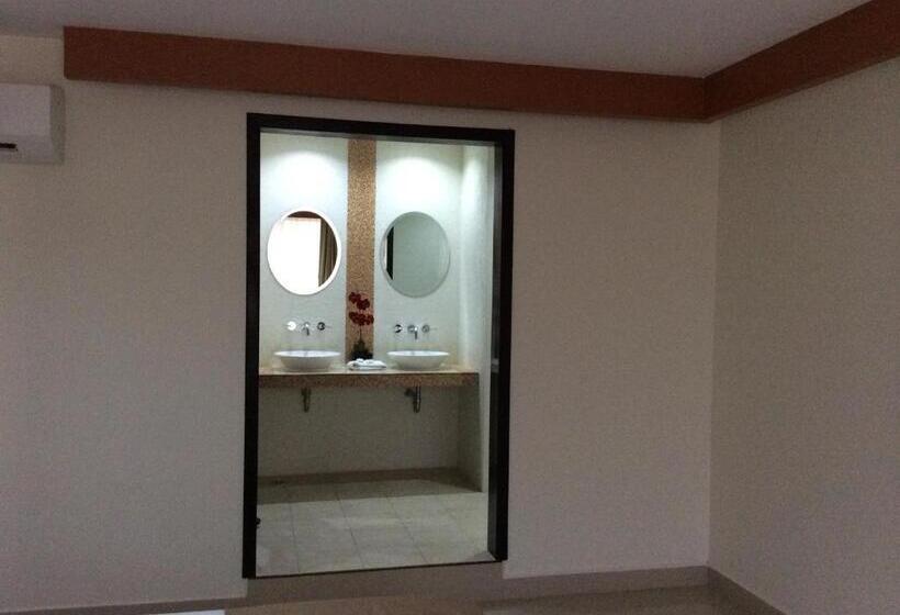 فندق La Media Luna Inn