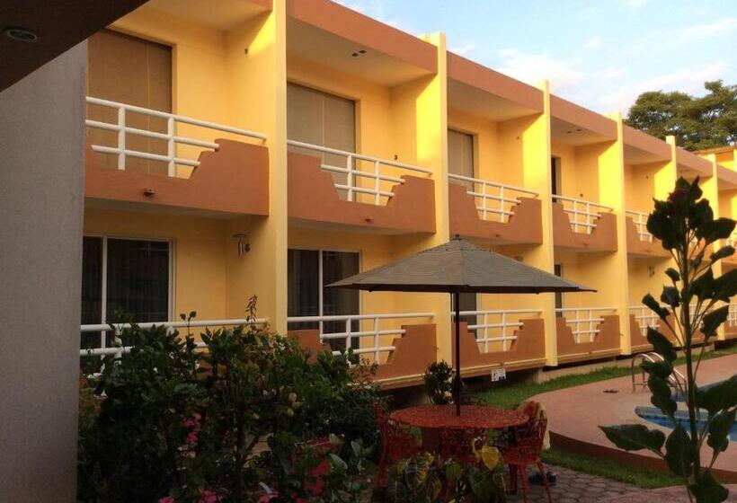 فندق La Media Luna Inn