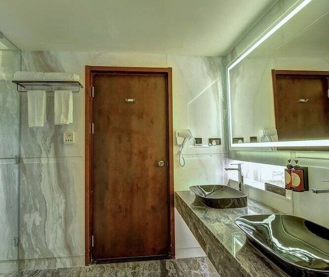 בית מלון כפרי Regenta Central Javaji Mysore