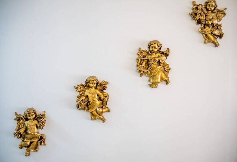 هتل The Royalty Inn