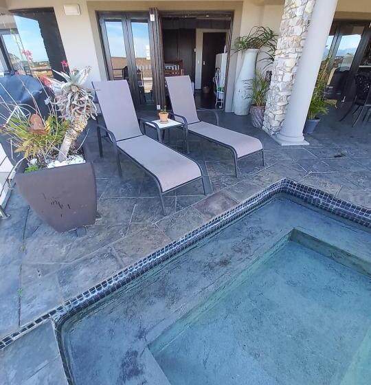 פנסיון Whale Rock Guest House