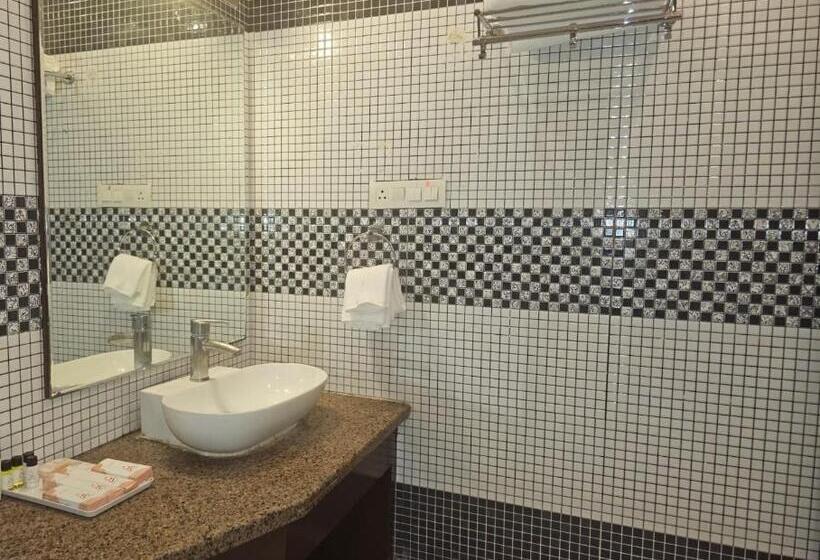 Aarunya Hotel And Resort