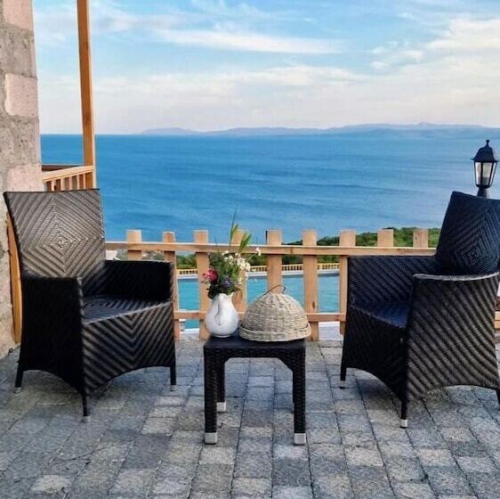Assos Karadut Taş Otel