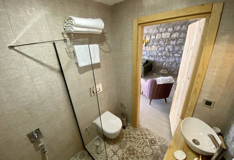 Assos Karadut Taş Otel