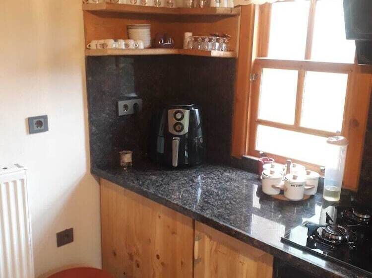 مبيت وإفطار Utku Konağı