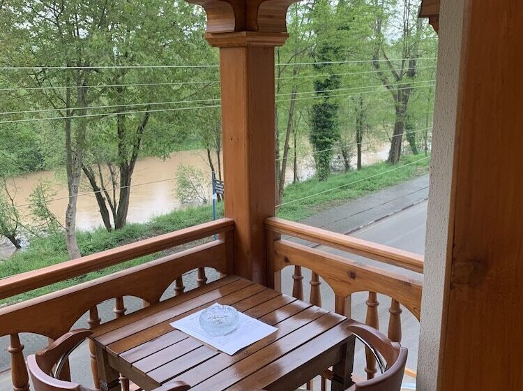 مبيت وإفطار Utku Konağı