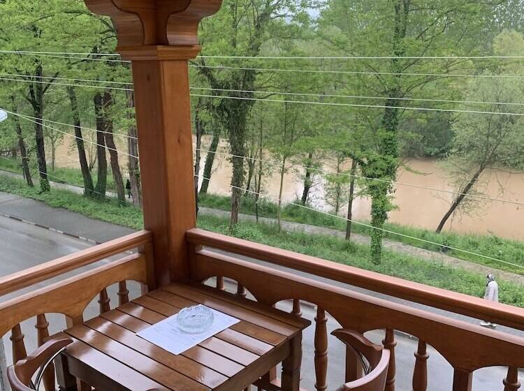 مبيت وإفطار Utku Konağı