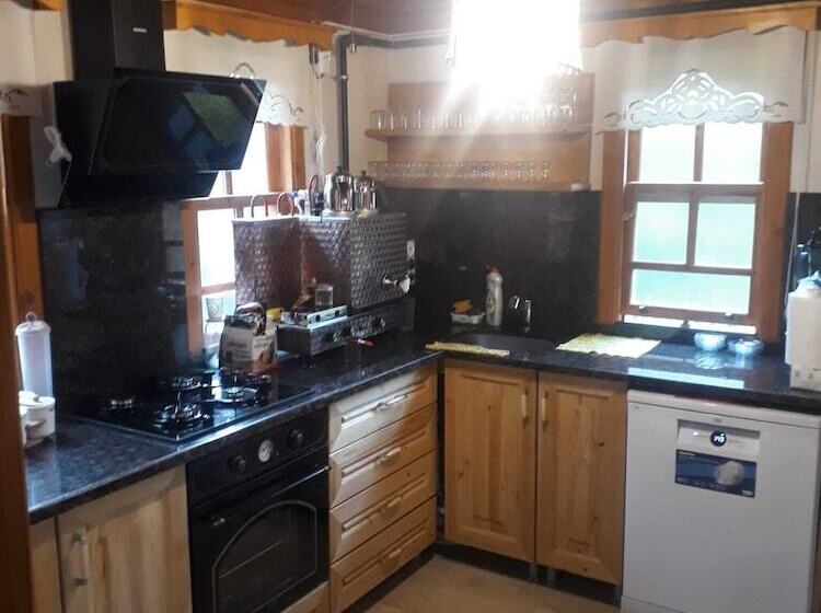 مبيت وإفطار Utku Konağı