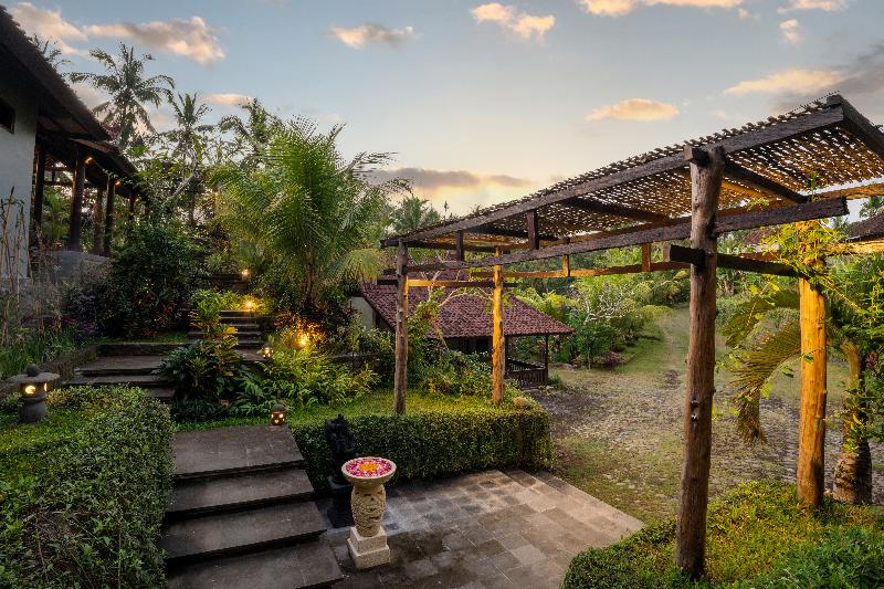 בית מלון כפרי Amanuba Ersadeva Resort Jembrana Bali