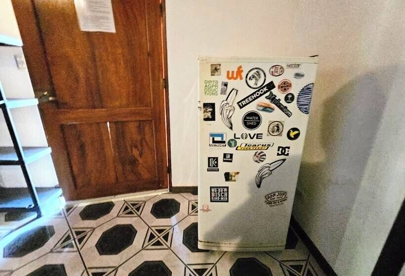 호텔 Don Jon S Surf And Yoga Lodge