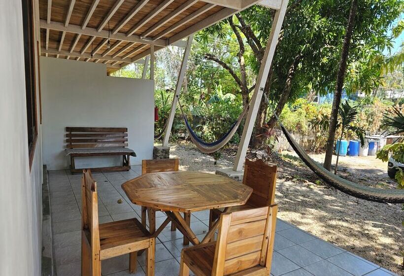 호텔 Don Jon S Surf And Yoga Lodge