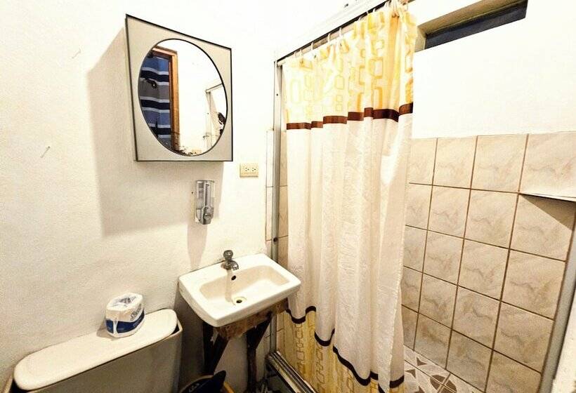 호텔 Don Jon S Surf And Yoga Lodge