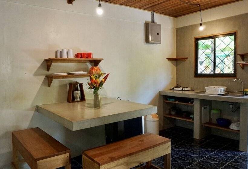 호텔 Don Jon S Surf And Yoga Lodge