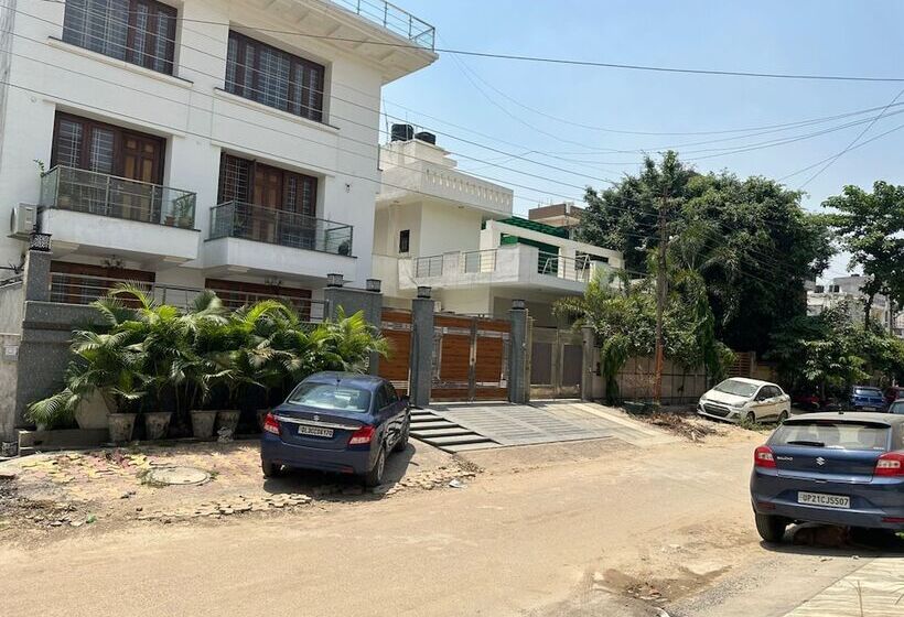 Отель Goroomgo Omasha Residency Noida