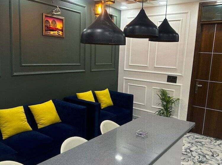 Отель Goroomgo Omasha Residency Noida