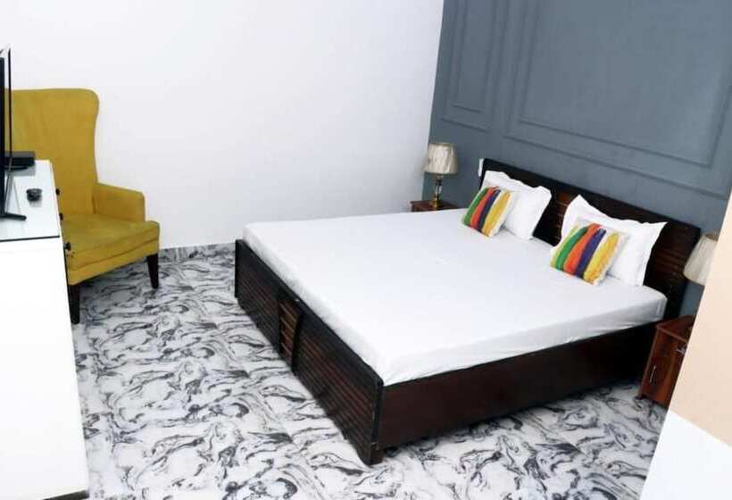 Отель Goroomgo Omasha Residency Noida