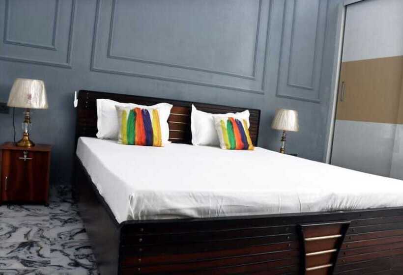 Отель Goroomgo Omasha Residency Noida