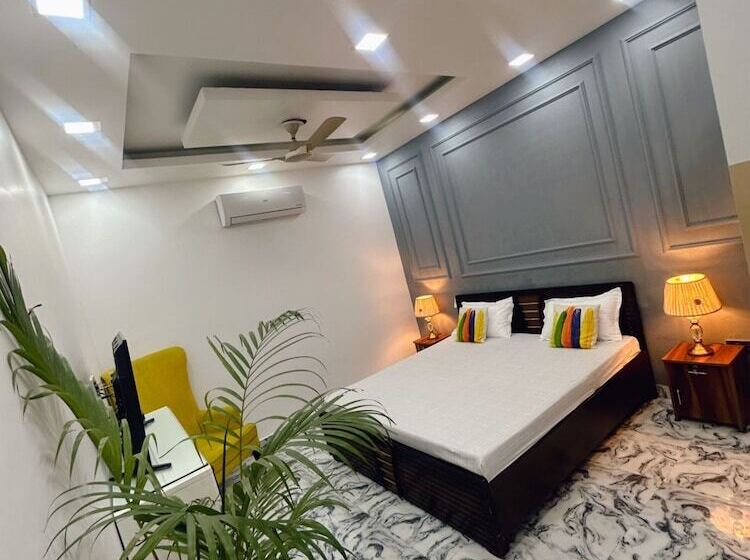Отель Goroomgo Omasha Residency Noida