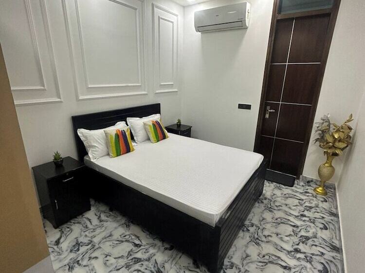 Отель Goroomgo Omasha Residency Noida