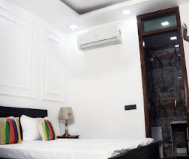 Отель Goroomgo Omasha Residency Noida