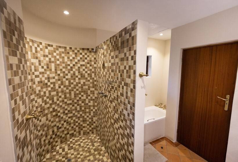 فندق Milima Big 5 Safari Lodge