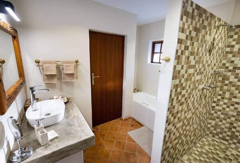 בית מלון כפרי Milima Big 5 Safari Lodge