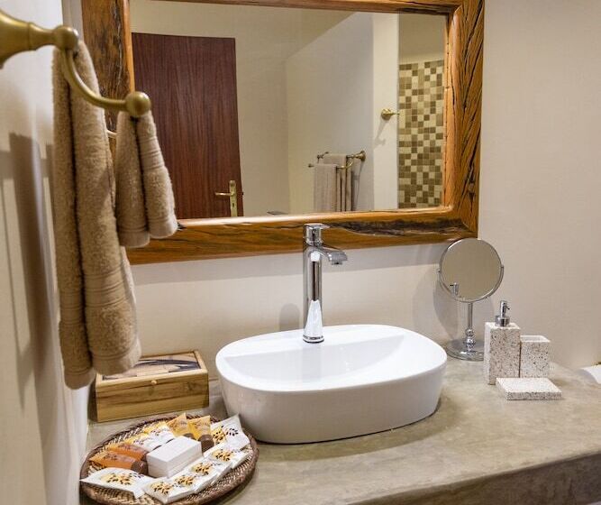 בית מלון כפרי Milima Big 5 Safari Lodge