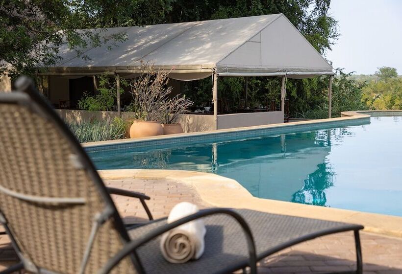 בית מלון כפרי Milima Big 5 Safari Lodge