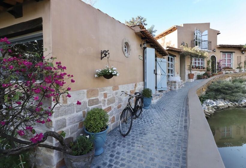 هتل Moon River Village