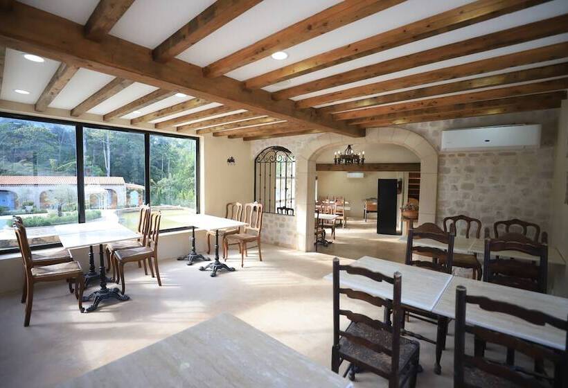 فندق Moon River Village