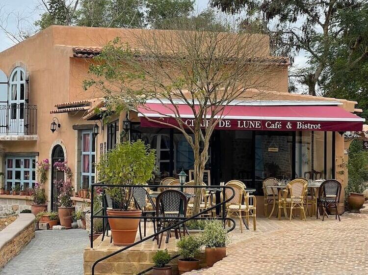 فندق Moon River Village