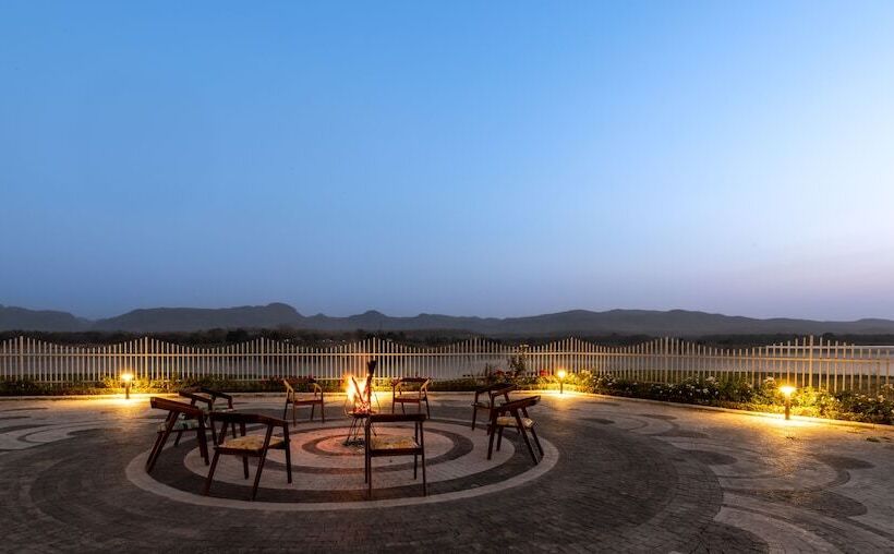 ホテル Parijat Lake Resort By Goldmark, Madhai  Satpura National Park