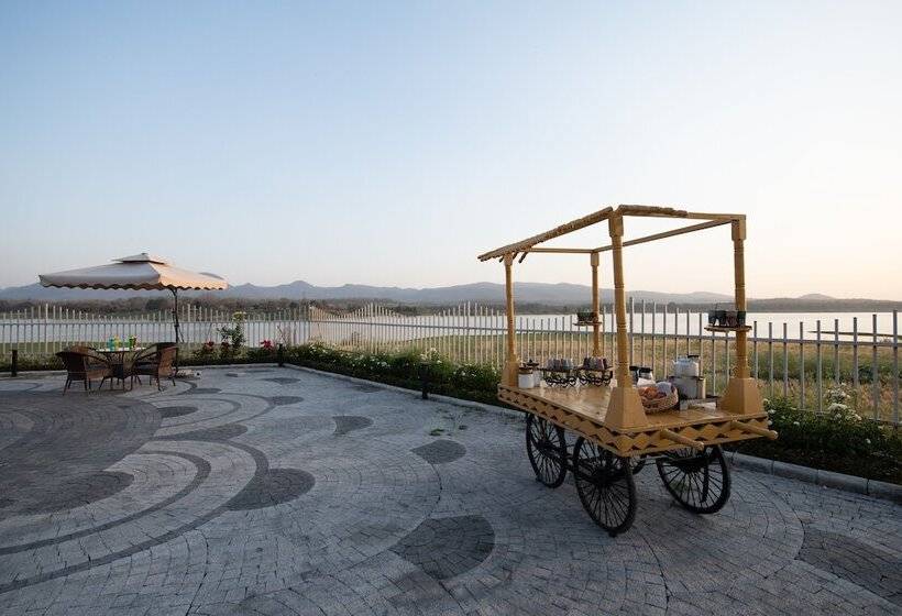 ホテル Parijat Lake Resort By Goldmark, Madhai  Satpura National Park