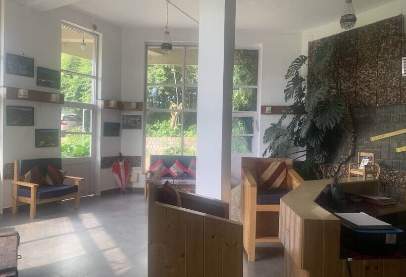 酒店 Silver Oaks Palampur