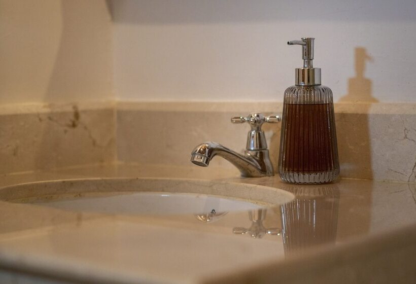 فندق The River House   Upscale Lodge