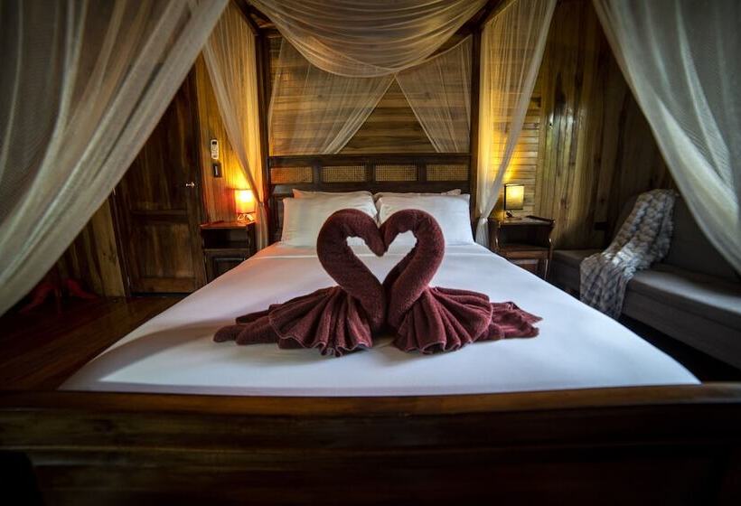 فندق The River House   Upscale Lodge