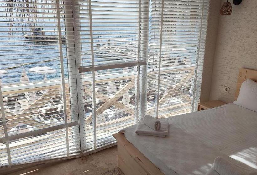 ホテル The Roof Ada