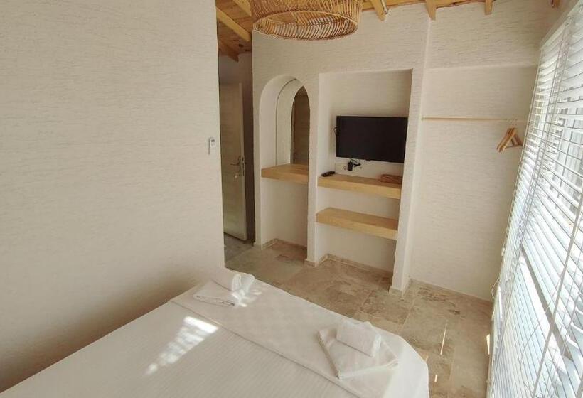 ホテル The Roof Ada