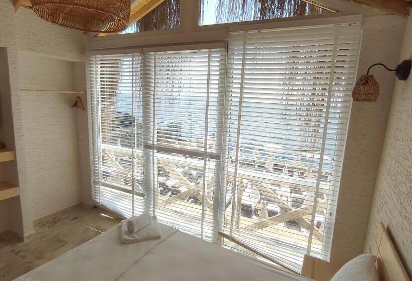 ホテル The Roof Ada