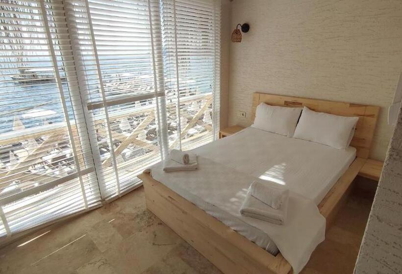 ホテル The Roof Ada