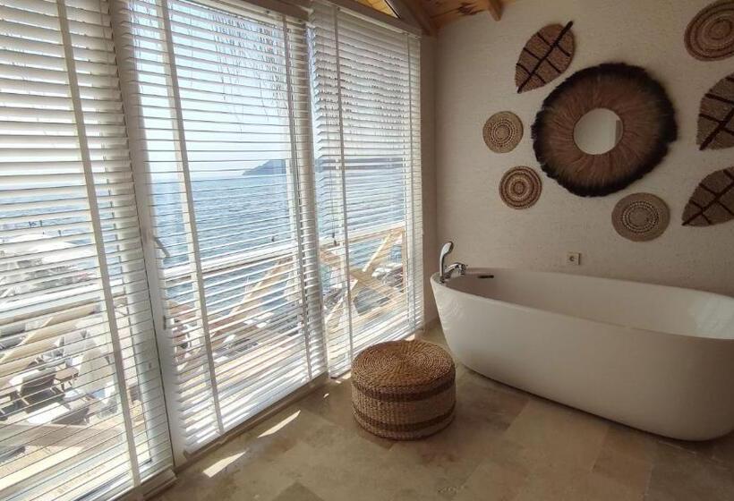 ホテル The Roof Ada