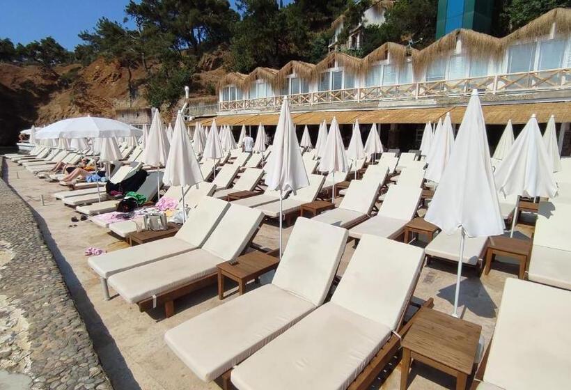 ホテル The Roof Ada