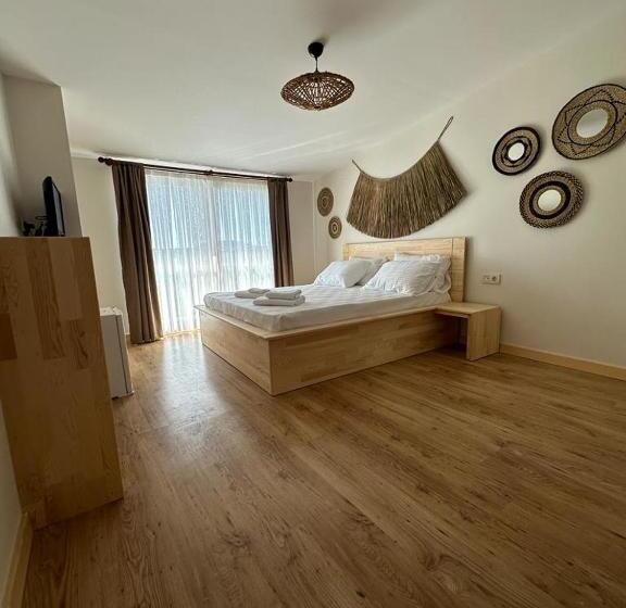 ホテル The Roof Ada