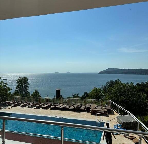 ホテル The Roof Ada