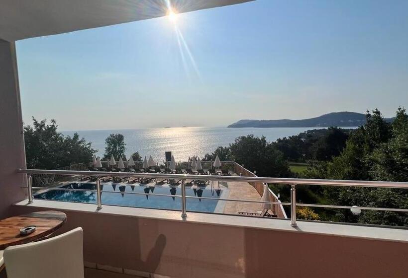 ホテル The Roof Ada